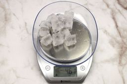 The amount of unblended ice cubes (4.61 oz) of the KOIOS Bullet single-serve blender displayed on a scale’s screen.