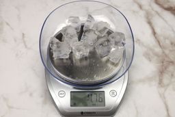 The amount of unblended ice cubes (4.76 oz) of the Black+Decker Fusionblade single-serve blender displayed on a scale’s screen.