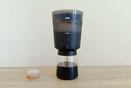 A short video showing how coffee decants from the brew vessel into the glass carafe of the Oxo cold brew coffee maker.