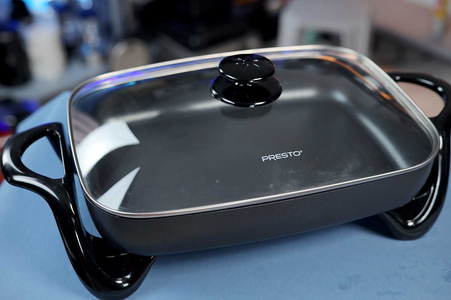 The tempered glass lid of the Presto Electric Skillet 06852 has a steam vent.