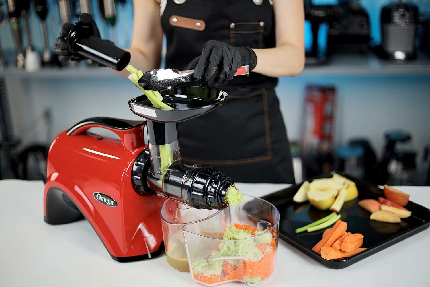 The large food tray helps prevent dropping food