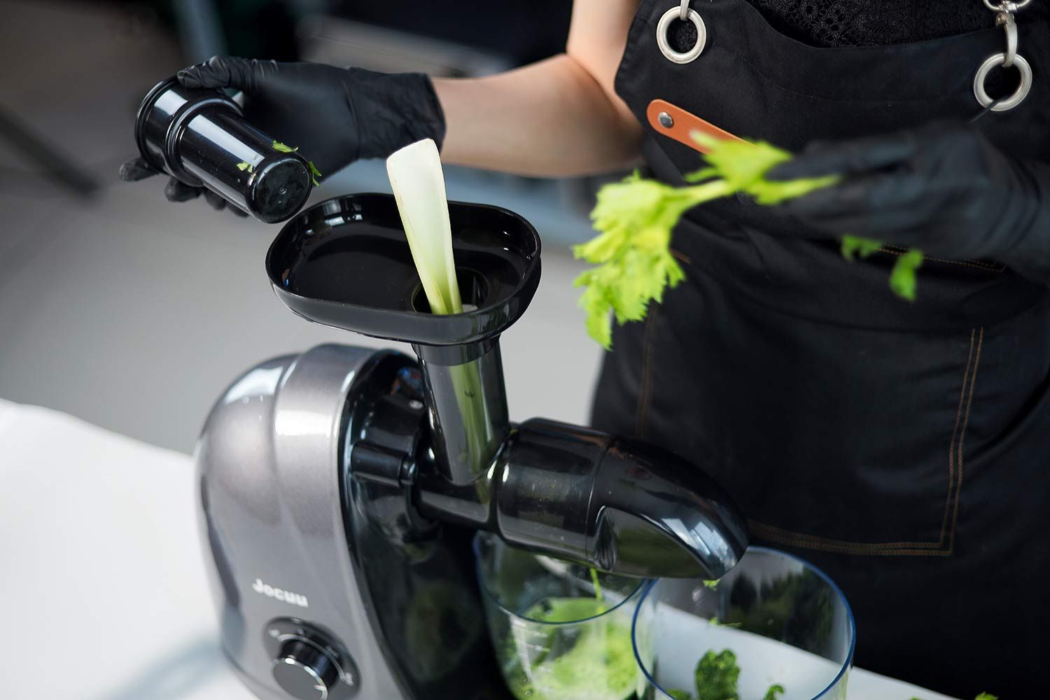 Juicing celery with the Jocuu masticator