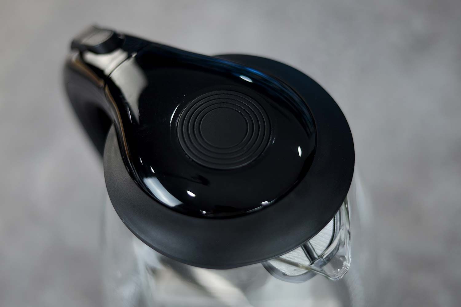 The black pop-up lid of the Aigostar Electric Kettle 300104LCB.