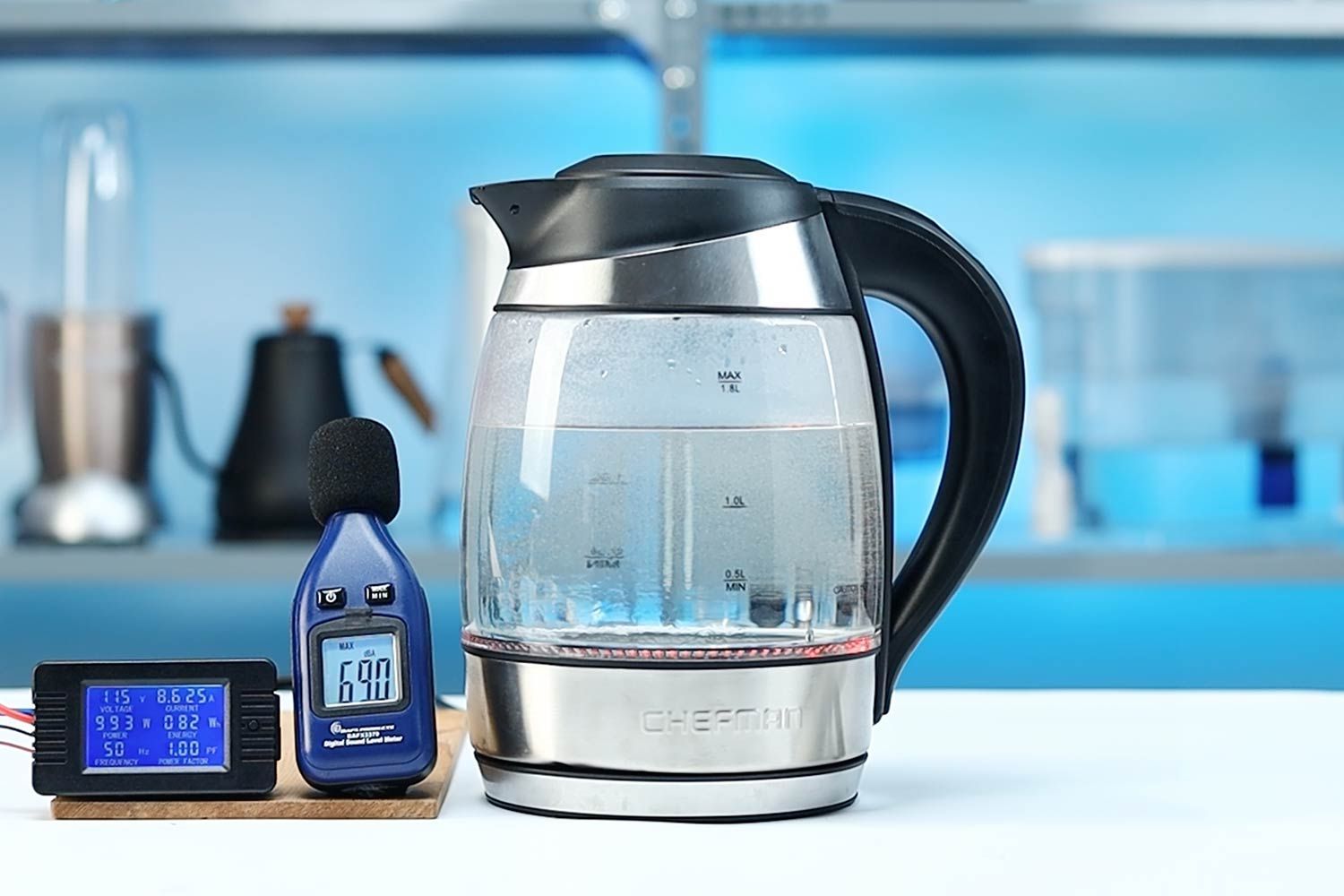 The Chefman Electric Kettle with 5 Presets (RJ11-17-CTI-RL) is boiling 1.5 liters of water. The noise meter displays the maximum sound pressure level to be 69 dB. The power meter reads 115  V, 8.625 A, 993 W, 0.82 Wh, 50 Hz, and 1.0 PF.