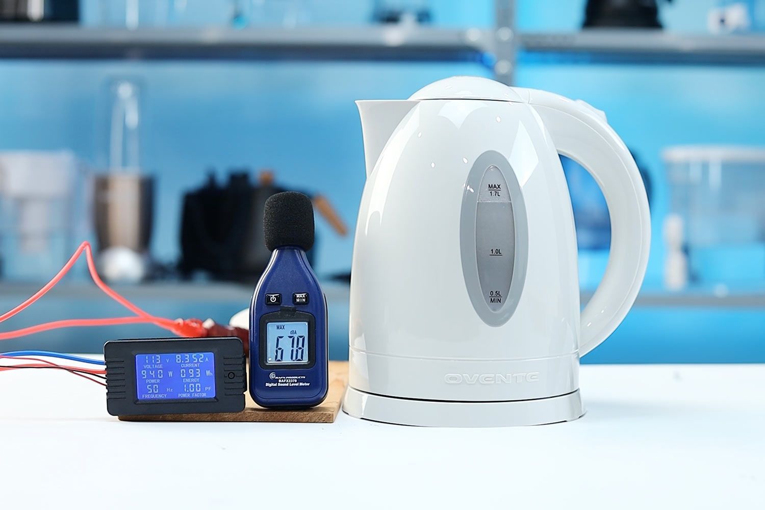 The Ovente Electric Kettle KP72W  is boiling 1.5 liters of water. The noise meter displays the maximum sound pressure level to be 67.8 dB. The power meter reads 113 V, 8.352 A, 940 W, 0.93 Wh, 50 Hz, and 1.0 PF.