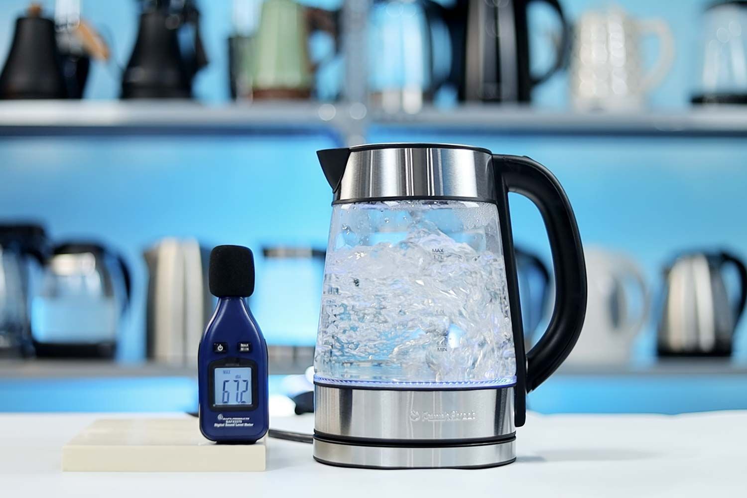 The Peach Street Electric Kettle PE-1300 is boiling 1.5 liters of water. The noise meter displays the maximum sound pressure level to be 67.2 dB. The power meter reads 113 V, 8.125 A, 929 W, 100 Wh, 50 Hz, and 1.0 PF.