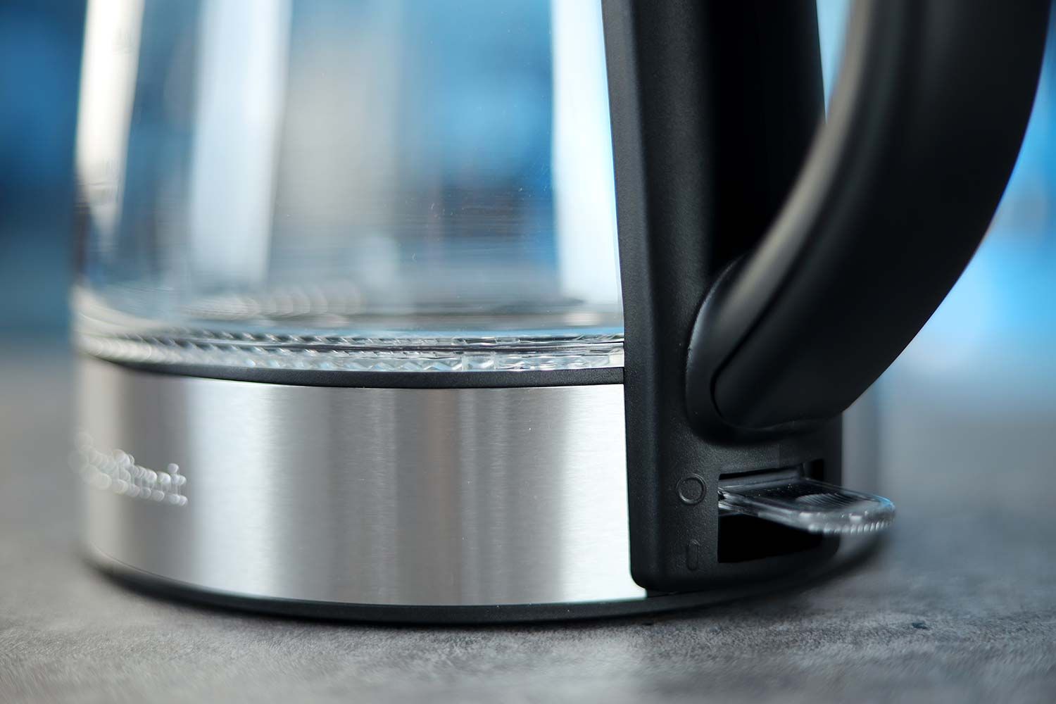 The clear plastic power switch of the Peach Street Electric Kettle PE-1300.