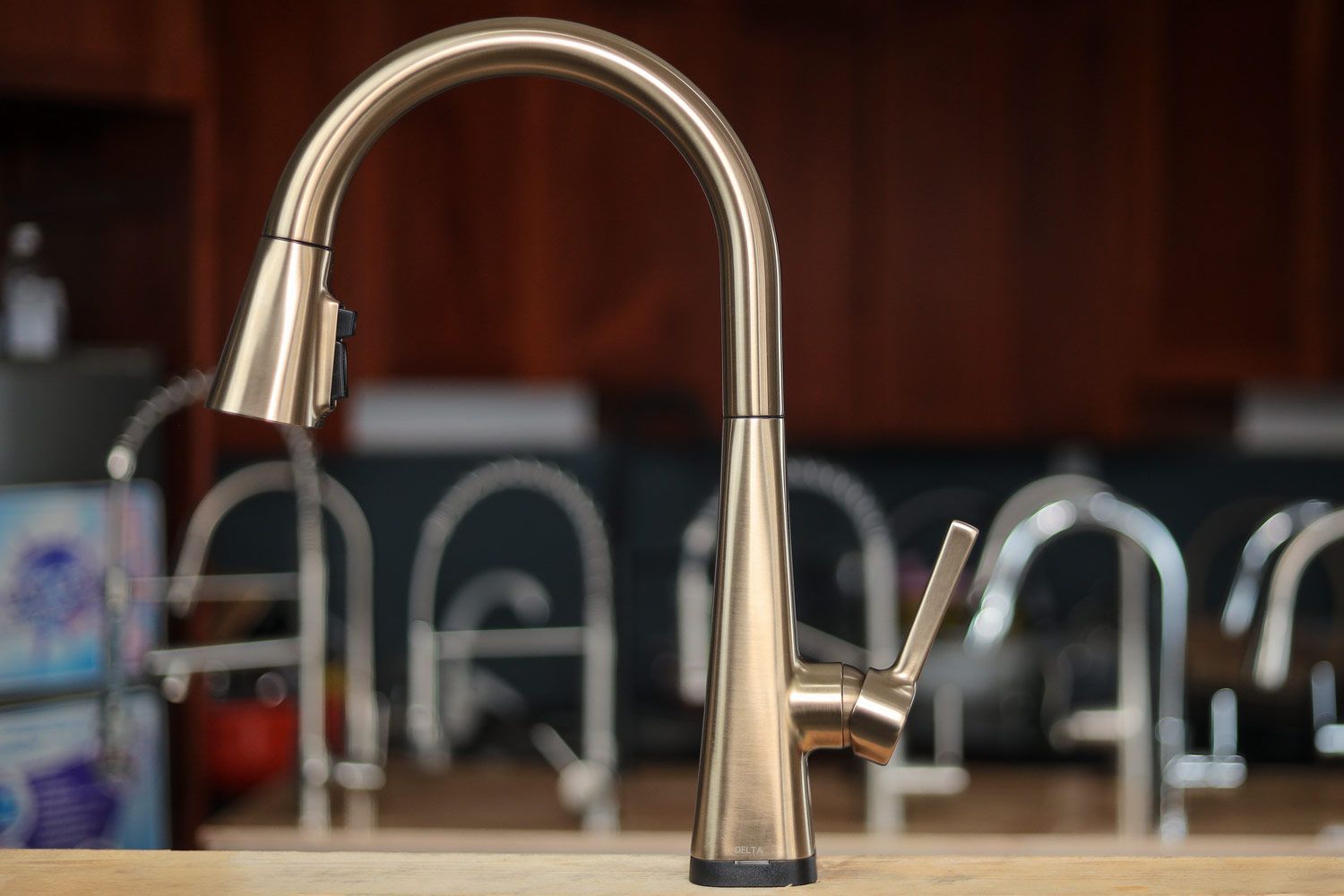 Delta Lenta Touch2O Kitchen Faucet Body Design