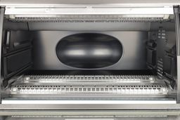 The BLACK+DECKER CTO6335S’s cooking chamber has 4 quartz heating elements with guards, 2 levels, and a convection fan cavity.