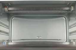 The Hamilton Beach 31401 4-Slice Toaster Oven’s cooking chamber has 2 quartz heating elements with guards and 2 guide rails.