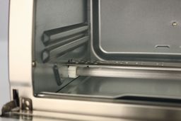 The Black+Decker TO1760SS Oven has 1 bottom heating element with a guard and a guide rail on the left cooking chamber wall.