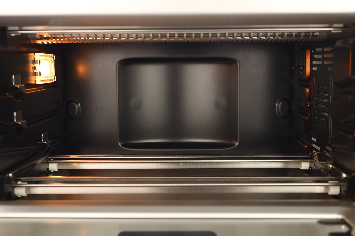 Breville Smart Oven Pro Toaster Oven InteriorBreville BOV845BSSUSC has 4 quartz heating elements with guards, 3 guide rails with safety hooks, a light, and a fan cavity.