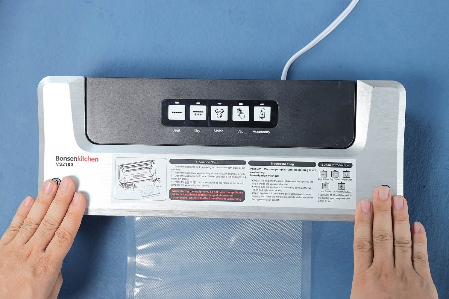 The lid of the vacuum sealer is tricky to use one-handed. The user has to apply even force on both sides of the lid for it to click close properly.