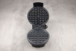 An overview of the waffle plates of the Oster waffle maker. It’s made from cast aluminum and has Belgian-style patterning.