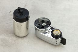 A top-down view of the filter housing and the filter piece.